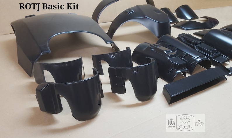 Pode incluir: Um conjunto de pe&ccedil;as de pl&aacute;stico preto para um kit de modelo. As pe&ccedil;as s&atilde;o etiquetadas como "ROTJ Basic Kit".