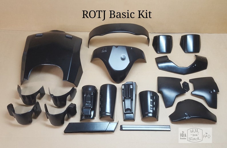 Pode incluir: Um kit de pl&aacute;stico preto para um fato de Star Wars. O kit inclui pe&ccedil;as para o peito, bra&ccedil;os, pernas e cabe&ccedil;a. O kit &eacute; etiquetado como "ROTJ Basic Kit".