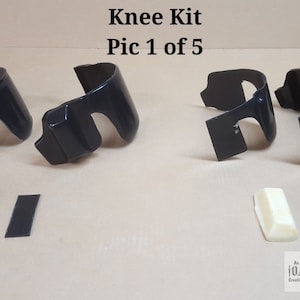 Pode incluir: Um conjunto de quatro joelheiras pretas para motociclos. O kit inclui duas joelheiras, duas almofadas de espuma e duas tiras pretas. As joelheiras s&atilde;o feitas de um material pl&aacute;stico r&iacute;gido e t&ecirc;m uma forma curva. As almofadas de espuma s&atilde;o brancas e s&atilde;o projetadas para serem colocadas sob as joelheiras para maior conforto. As tiras pretas s&atilde;o usadas para prender as joelheiras &agrave; motocicleta.