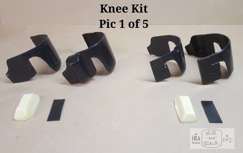 Pode incluir: Um conjunto de quatro joelheiras pretas para motociclos. O kit inclui duas joelheiras, duas almofadas de espuma e duas tiras pretas. As joelheiras s&atilde;o feitas de um material pl&aacute;stico r&iacute;gido e t&ecirc;m uma forma curva. As almofadas de espuma s&atilde;o brancas e s&atilde;o projetadas para serem colocadas sob as joelheiras para maior conforto. As tiras pretas s&atilde;o usadas para prender as joelheiras &agrave; motocicleta.