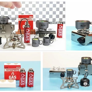 Peut inclure: Un ensemble d'équipement de camping miniature, comprenant une cuisinière, des casseroles, des poêles et des cartouches de gaz. L'équipement est en métal et a un design réaliste. L'ensemble est parfait pour les collectionneurs de miniatures ou pour une utilisation dans une maison de poupée.