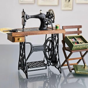 Machine à coudre vintage pour diorama miniature pour maison de poupée avec kit de couture et modèle de dessin.
