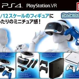 Op de afbeelding: Een set miniatuur PlayStation VR-accessoires, waaronder een headset, controllers en een camera. De accessoires zijn op schaal 1:12 en zijn ontworpen om te worden gebruikt met actionfiguren.