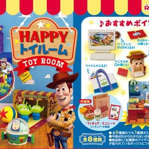 Puede incluir: Conjunto de caja ciega Toy Story Happy Toy Room Re-Ment con una variedad de juguetes y accesorios en miniatura. El conjunto incluye una figura de Woody, una figura de Buzz Lightyear, un tablero de dardos, un juego de bolos, una computadora, una caja de DVD, una bolsa y una caja registradora. El conjunto est&aacute; dise&ntilde;ado para ser utilizado con un diorama.