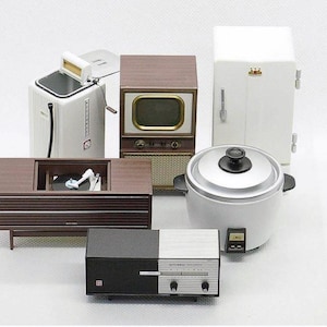 Könnte beinhalten: Eine Sammlung miniaturer Vintage-Geräte, darunter ein Kühlschrank, ein Fernseher, ein Radio, ein Plattenspieler und ein Reiskocher. Die Geräte sind weiß, braun und schwarz und haben einen Retro-Stil. Der Plattenspieler hat eine Schallplatte auf dem Plattenteller.