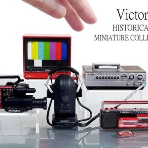 Retro Victor Historische Musik Miniatur Sammlung - Tonbandgerät, TV, Kopfhörer, Doppelkassette Tonband, Videokassette & Videokamera.