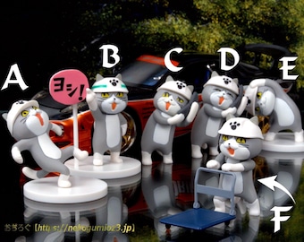 Colección de minifiguras de gatos trabajadores en miniatura de casa de muñecas.