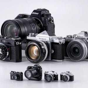 Accesorios para diorama/miniatura Nikon a escala 1/3: cámara fotográfica con lente de repuesto incluida.