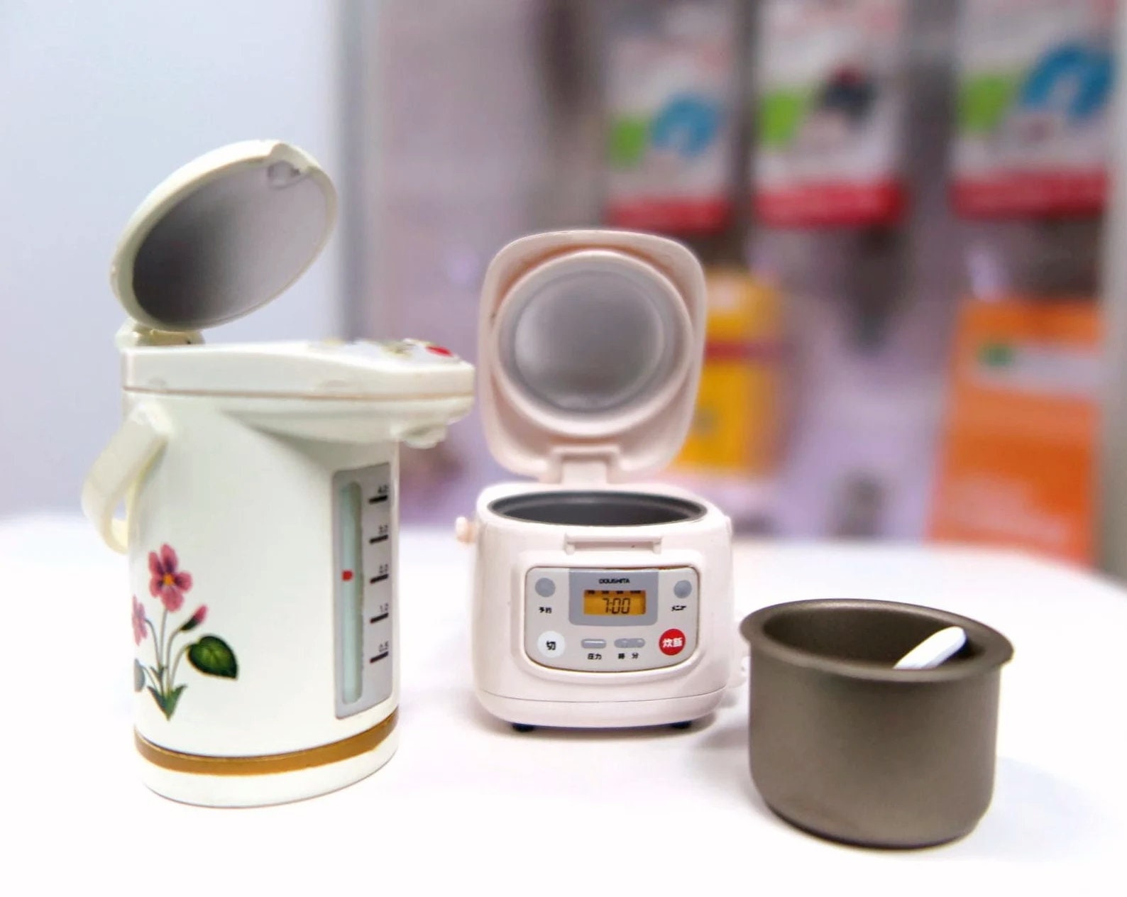 I got the same miniature Tatung rice cooker from a gashpon machine :  r/taiwan