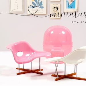 Può includere: Due sedie in miniatura rosa e bianche, con base in legno e gambe cromate. Le sedie sono in scala 1/24 e fanno parte di un set di mobili in miniatura.