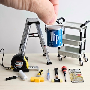Verkauf Puppenhaus Miniatur Home Center DIY Werkstatt Werkzeuge - Hammer, Werkzeug Wagon, Farbdose, Trittleiter, Schaber, Torx L & usw