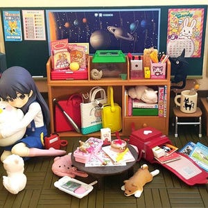 Artículos escolares en miniatura para casas de muñecas Re-ment: papelería, estuches, cuadernos, sacapuntas, tijeras, etc.