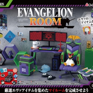 Op de afbeelding: Een miniatuur Evangelion-thema kamer set met een bureau, stoel en accessoires. De set bevat een computeropstelling, een rugzak, een figuur en andere verzamelobjecten. Het kleurenschema omvat paars, groen en zwart. De tekst "EVANGELION ROOM" is zichtbaar.