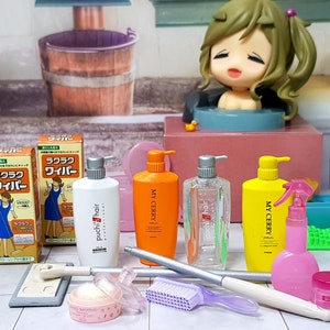 1:6 Puppenhaus Miniatur Schwamm Wischmopp, Dusche, Shampoo & Badeprodukte.