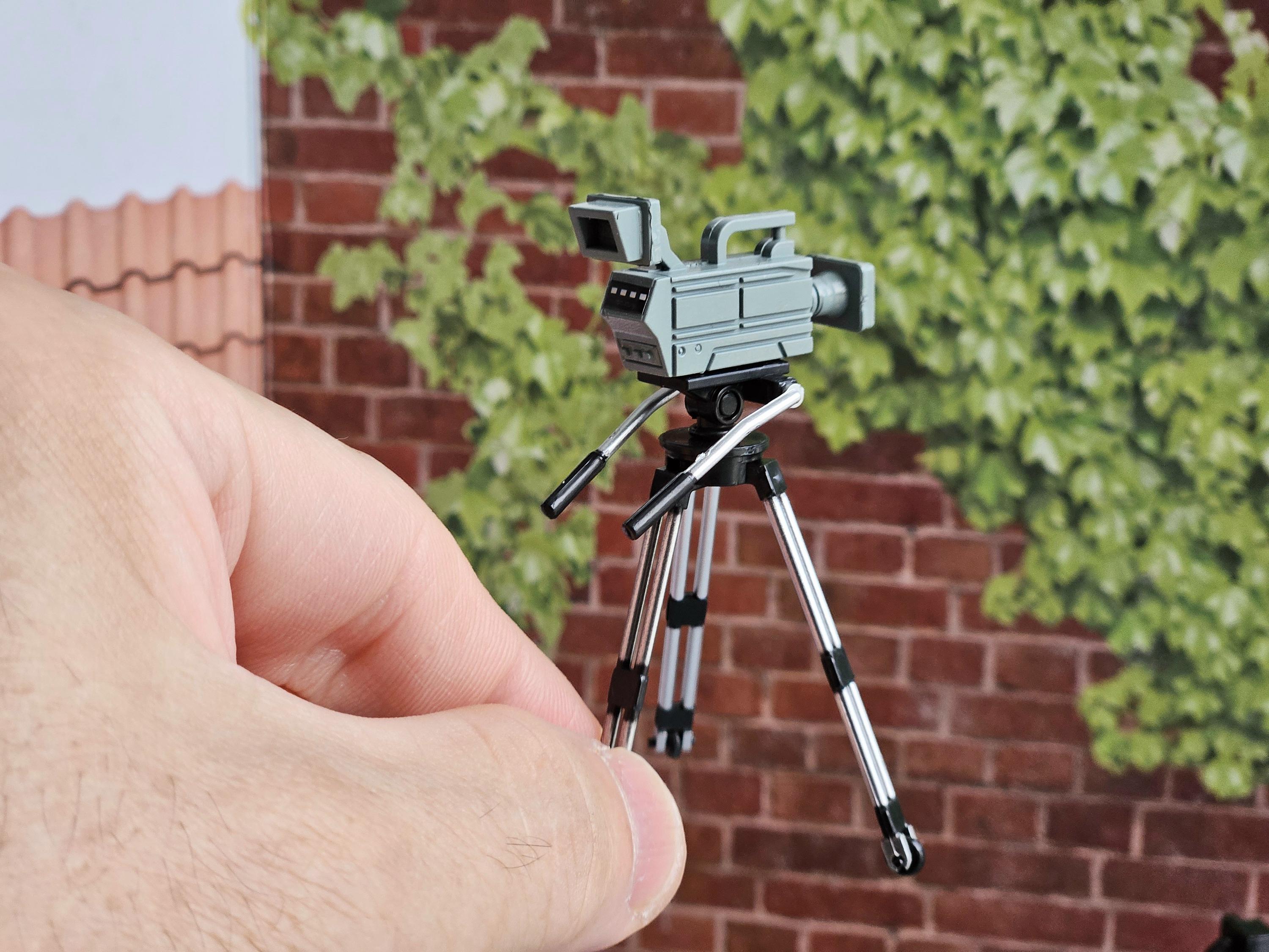 thumbnail image 2 of FIGLot 1:12 Scale Camera With Strap For 6-7 Inch Action Figures (2009) - Accessory 2 of 3