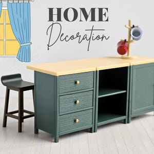Könnte beinhalten: Ein grüner Schrank mit drei Schubladen und einem Regal, ein grüner Schrank mit einer Tür und ein schwarzer Hocker. Der Schrank ist mit "HOME Decoration" beschriftet.