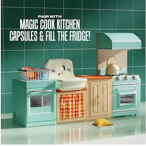 Puede incluir: Un juego de cocina de juguete con un lavavajillas verde menta con escurridor, un fregadero blanco con grifo, un armario de madera con cortina de cuadros naranja y blanco, y una estufa verde menta con tetera y el texto PAIR WITH MAGIC COOK KITCHEN CAPSULES & FILL THE FRIDGE!