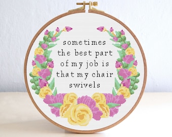 Puede incluir: Un aro de bordado de punto de cruz con un diseño de corona de flores. El texto dentro de la corona dice "a veces la mejor parte de mi trabajo es que mi silla gira".