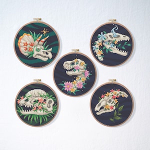 Dinosaurier Schädel mit Blumen Stichmuster Set | Gothic Dino Blumen Kreuzstich Muster | Lustiger gruseliger Kreuzstich | Halloween Muster