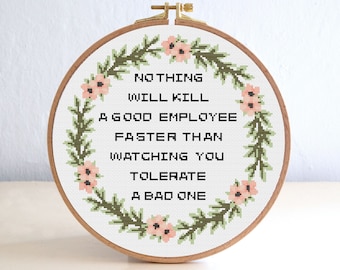 Puede incluir: Un aro de bordado redondo con fondo blanco y una corona floral verde con flores rosas. La corona rodea el texto "NOTHING WILL KILL A GOOD EMPLOYEE FASTER THAN WATCHING YOU TOLERATE A BAD ONE".
