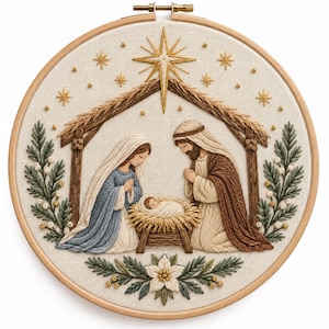 Peut inclure: Un tambour à broder circulaire présentant une scène de nativité cousue sur un tissu blanc cassé. Le motif représente deux personnages agenouillés près d'une crèche avec un bébé, sous une structure en bois surmontée d'une grande étoile.