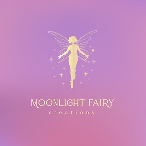 Op de afbeelding: Een gouden silhouet van een fee met uitgespreide vleugels, die een toverstaf vasthoudt, omringd door kleine sterren op een paarse verloopachtergrond. De tekst "MOONLIGHT FAIRY creations" staat onder de fee.