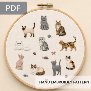 Op de afbeelding: Een ronde houten borduurring met een wit stoffen paneel met handgeborduurde afbeeldingen van tien verschillende kattenrassen, een bolletje wol, een speelgoedmuis, een strik en pootafdrukken. De tekst PDF en HAND EMBROIDERY PATTERN is zichtbaar.