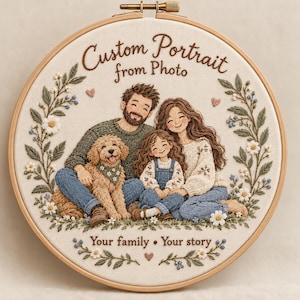 Puede incluir: Un bastidor de bordado circular de madera que contiene un panel de tela con un bordado a mano de una familia y un perro. El texto dice Custom Portrait from Photo y Your family Your story. El diseño presenta bordes florales y corazones.