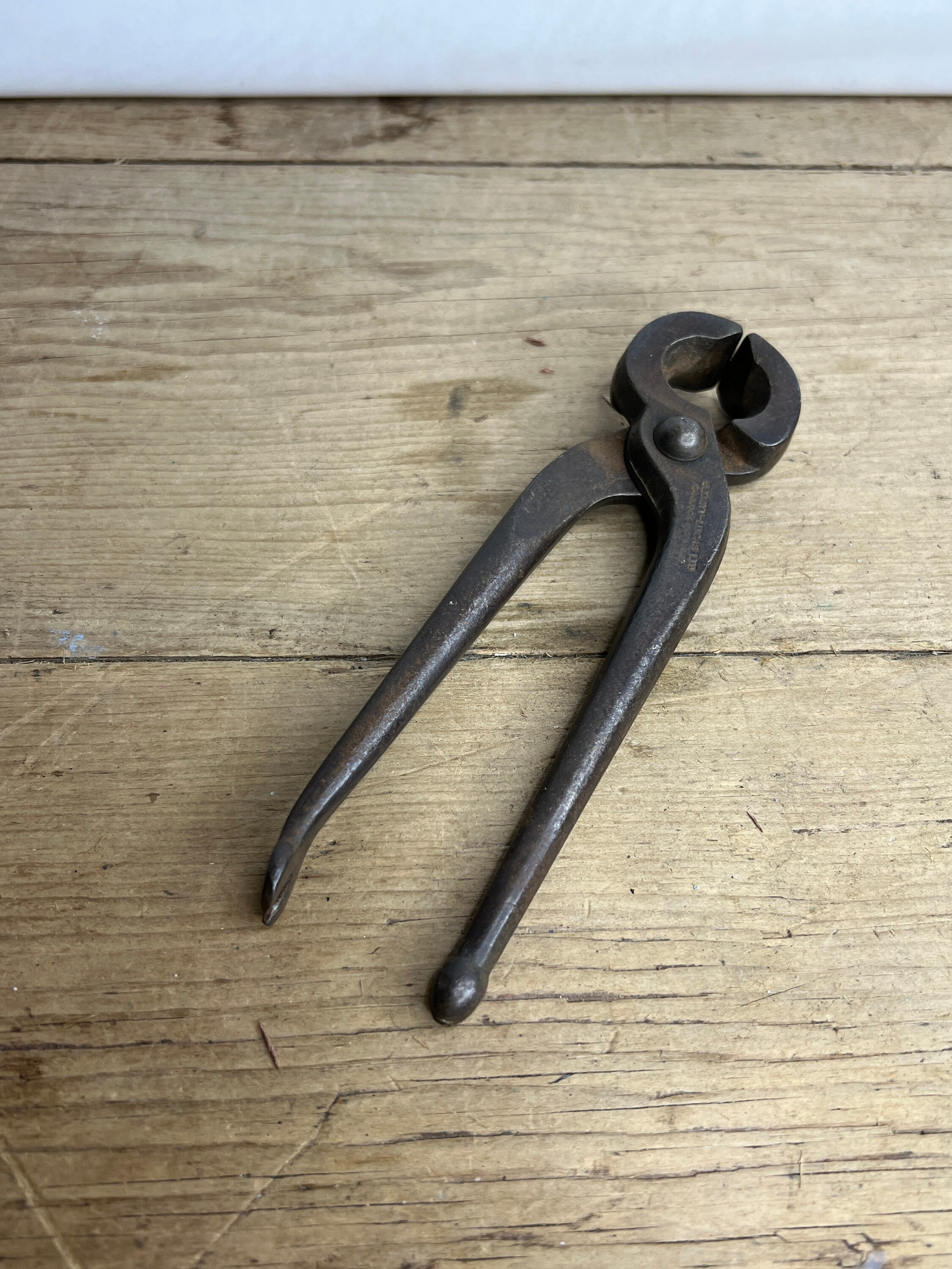 HIT ネールプーラー (西洋釘抜) 450mm NP450 製品案内 | 関西作業工具製造メーカーの東邦工機 HIT ネールプーラー (西洋