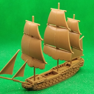 Puede incluir: Un modelo de barco de madera marrón con velas. El barco tiene tres mástiles y una gran cubierta. Las velas son de tela y ondean con el viento.