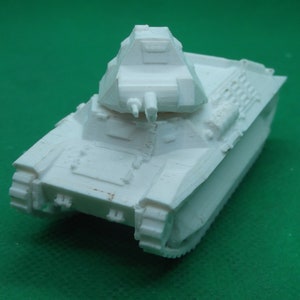 Puede incluir: Un modelo de tanque blanco de plástico con una torreta y orugas. El tanque está sobre una superficie verde.