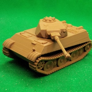 Puede incluir: Un modelo de plástico marrón de un tanque Panzer alemán con una torreta de cañón elevada y un sistema de orugas detallado.