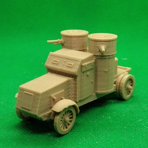Puede incluir: Un modelo de coche blindado vintage impreso en 3D con dos torretas de cañón. El coche está pintado en color marrón claro y tiene un diseño detallado.