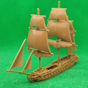 Puede incluir: Un modelo de barco de madera marrón con velas. El barco tiene un casco largo y estrecho y un mástil alto con múltiples velas. Las velas están hechas de una tela marrón claro y ondean con el viento.