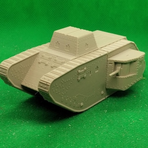 Puede incluir: Un modelo beige de un tanque de la Primera Guerra Mundial. El tanque tiene una torreta elevada y un diseño detallado.