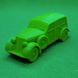 Peut inclure: Modèle de voiture miniature verte d'un break vintage. La voiture a un extérieur détaillé avec une roue de secours à l'arrière.