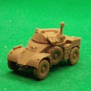 Op de afbeelding: Een bruin speelgoedmodel van een militaire gepantserde auto met een draaibare toren en een kanon. De auto heeft vier wielen en is gemaakt van plastic.