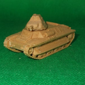 Puede incluir: Un modelo de tanque francés de plástico marrón con una torreta y orugas.