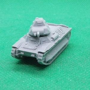 Puede incluir: Un modelo de plástico gris de un tanque francés Hotchkiss H35. El tanque tiene una torreta con un cañón y un sistema de orugas detallado.