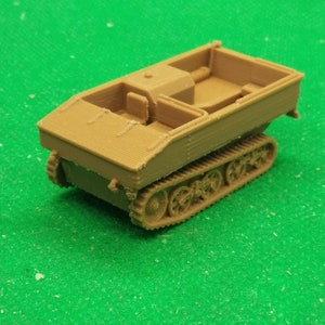 Könnte beinhalten: Ein braunes Plastikmodell eines Kettenfahrzeugs mit offenem Oberteil und detailliertem Innenraum. Das Modell ist als Militärfahrzeug konzipiert.