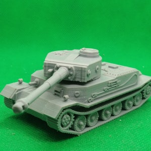 以下が含まれることがあります： 灰色のプラスチック製のドイツのタイガー戦車のモデル。戦車は長い砲身と詳細な砲塔を持っています。モデルは緑色の背景の上にあります。