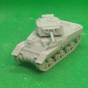 Peut inclure: Un modèle réduit de char gris, avec une tourelle, un canon et des chenilles détaillées. Le véhicule militaire miniature est présenté sur un fond vert, mettant en valeur son design complexe. Environ 10 cm de long.