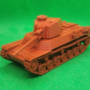 Puede incluir: Un tanque de juguete marrón con un cañón largo y orugas detalladas. El vehículo en miniatura se encuentra sobre un fondo verde, mostrando su diseño. La torreta y el cuerpo del tanque están claramente definidos.