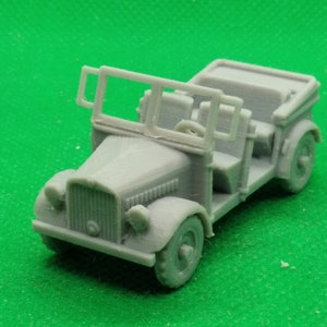 Può includere: Un modello in plastica grigia di un veicolo militare vintage con una capote in tela e un parabrezza. Il modello ha quattro ruote e una griglia anteriore dettagliata.