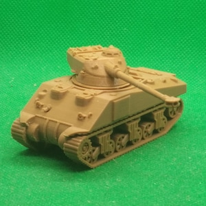 Può includere: Un modello di carro armato Sherman in plastica color beige con una torretta del cannone rialzata. Il carro armato ha un design dettagliato con cingoli e ruote visibili.