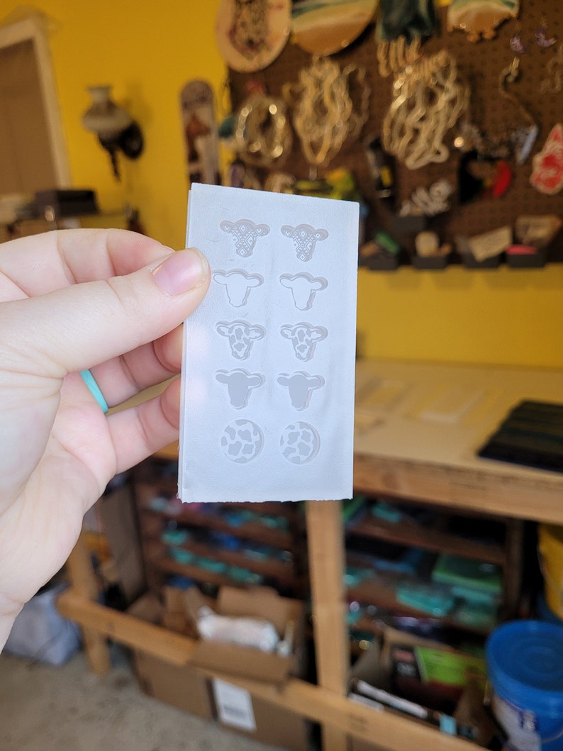 Peut inclure: Un moule en silicone blanc avec huit motifs de t&ecirc;te de vache et deux motifs d'impression de vache. Le moule est con&ccedil;u pour la fabrication d'artisanat en r&eacute;sine.