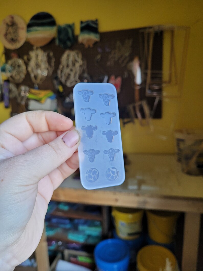 Peut inclure: Un moule en silicone transparent avec huit cavit&eacute;s. Les cavit&eacute;s sont en forme de t&ecirc;tes de vache et de ballons de football.