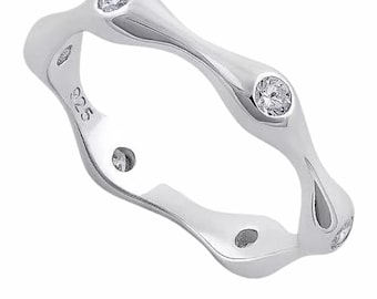 Bezel Set CZ Eternity Ring: Hochglanzpoliertes Sterlingsilber-Vermeilband