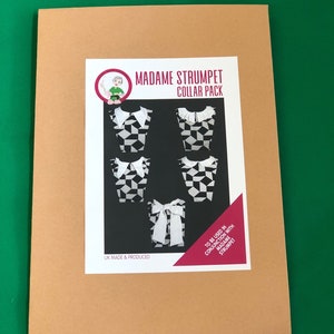 Puede incluir: Un sobre de papel marrón con una hoja blanca en su interior. La hoja tiene una ilustración en blanco y negro de diferentes estilos de cuello. El texto en la hoja dice "MADAME STRUMPET COLLAR PACK" y "TO BE USED IN CONJUNCTION WITH MADAME STRUMPET".