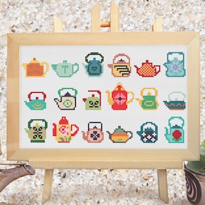 Op de afbeelding: Een ingelijst kruissteekpatroon met 20 kleurrijke theepotten in verschillende stijlen en ontwerpen. De theepotten zijn gerangschikt in een rasterpatroon op een witte achtergrond.